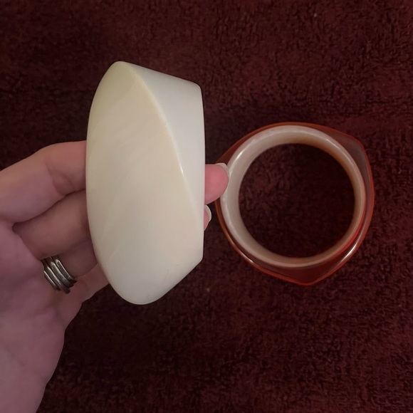 🚫SOLD🚫Vintage Bangles One Ivory and One Orange. - Picture 2 of 9